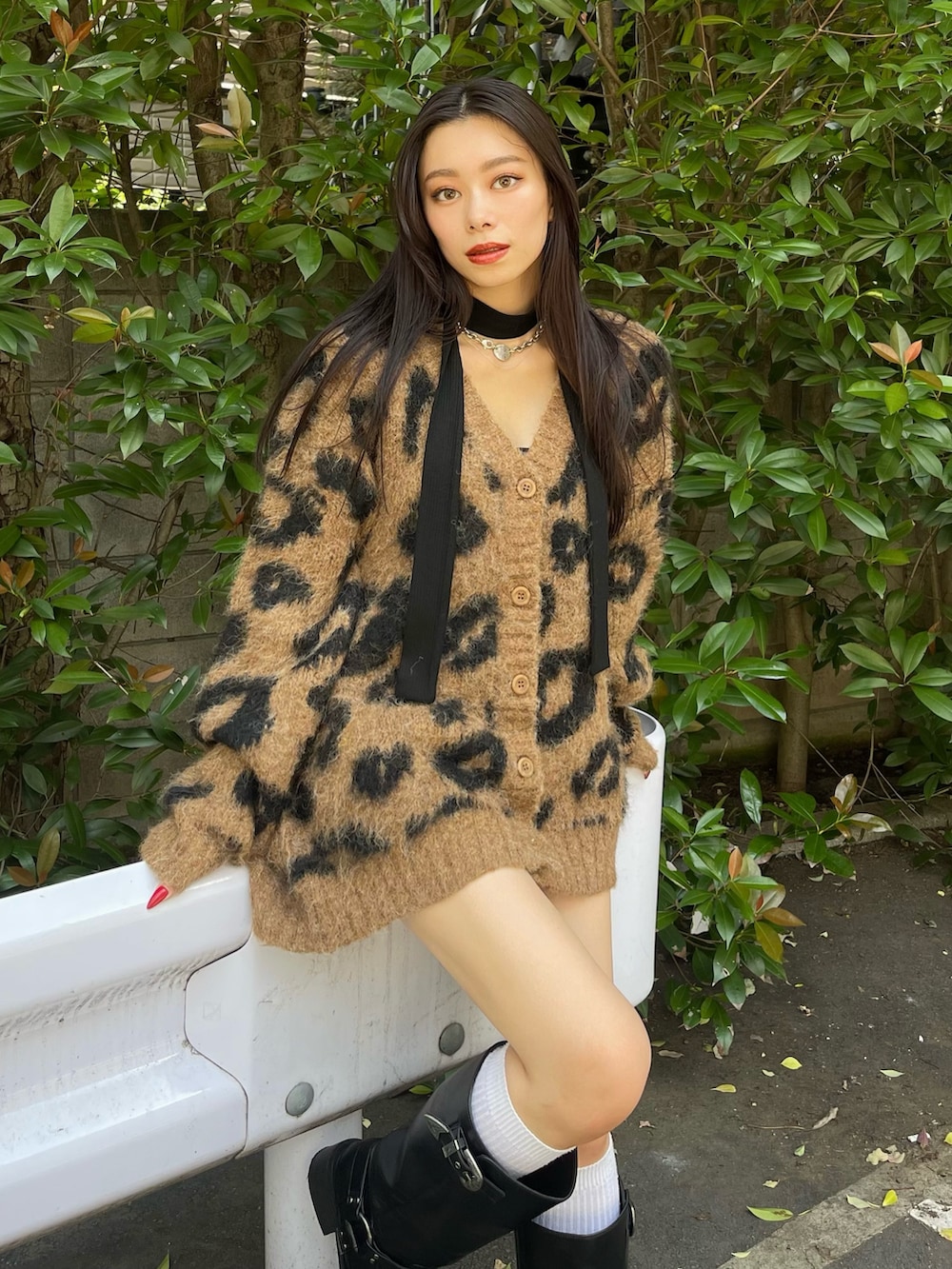 ブラウン系のニット/セーター、ブラック系のTシャツ/カットソー、ブラック系のブーツを着用したレディースの秋コーディネートの4枚目の写真