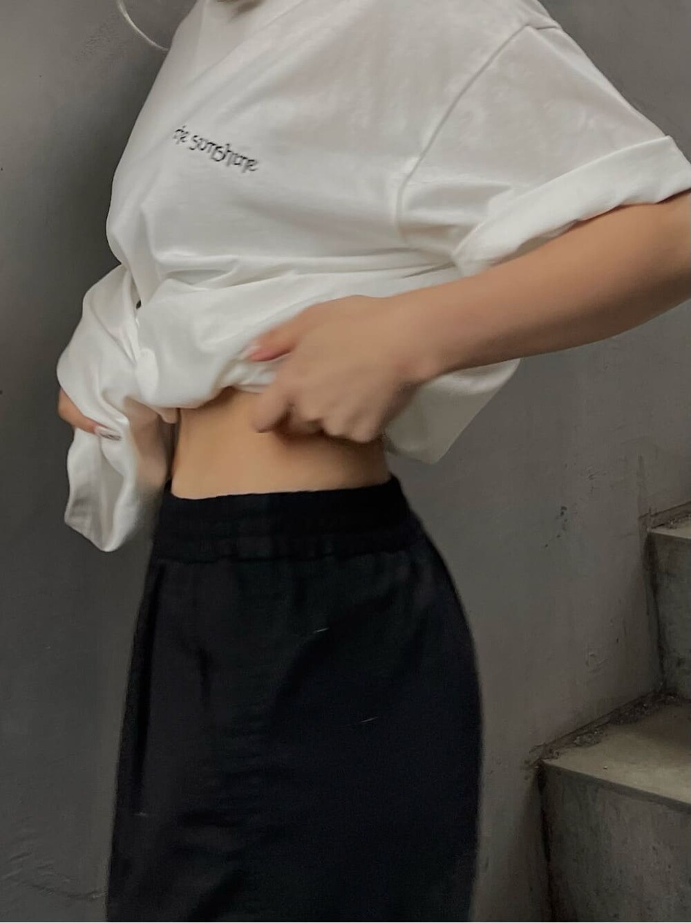 ブラック系のショルダーバッグ、ホワイト系のTシャツ/カットソーを着用したレディースの春コーディネートの5枚目の写真