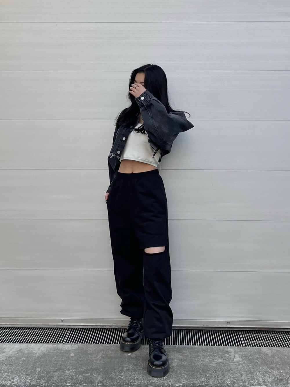 ブラック系のデニムジャケット、ブラック系のスウェットパンツを着用したレディースの冬コーディネートの3枚目の写真