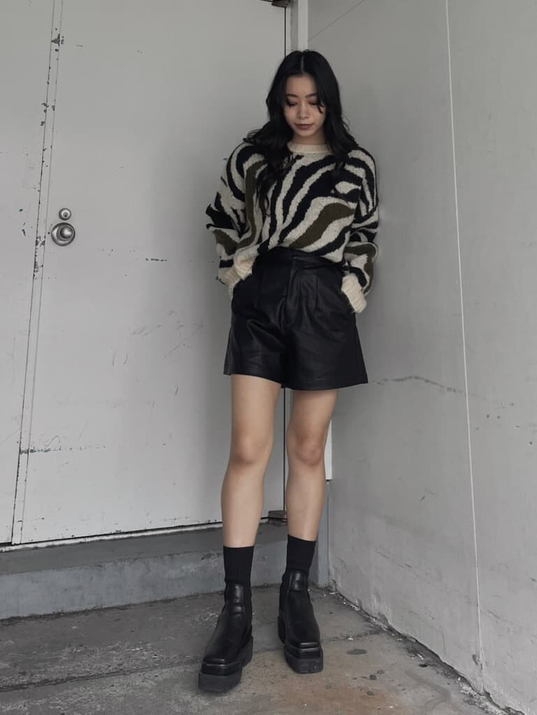 ブラック系のその他パンツを着用したレディースの秋コーディネートの2枚目の写真