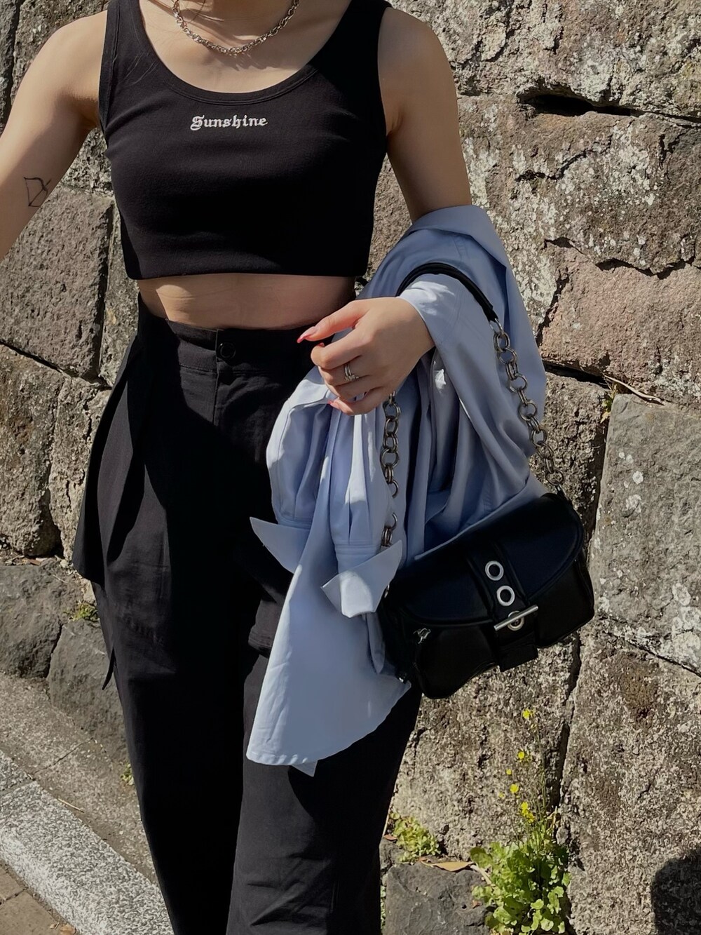 ブラック系のタンクトップ、ブルー系のシャツ/ブラウス、ブラック系のカーゴパンツを着用したレディースの春コーディネートの6枚目の写真