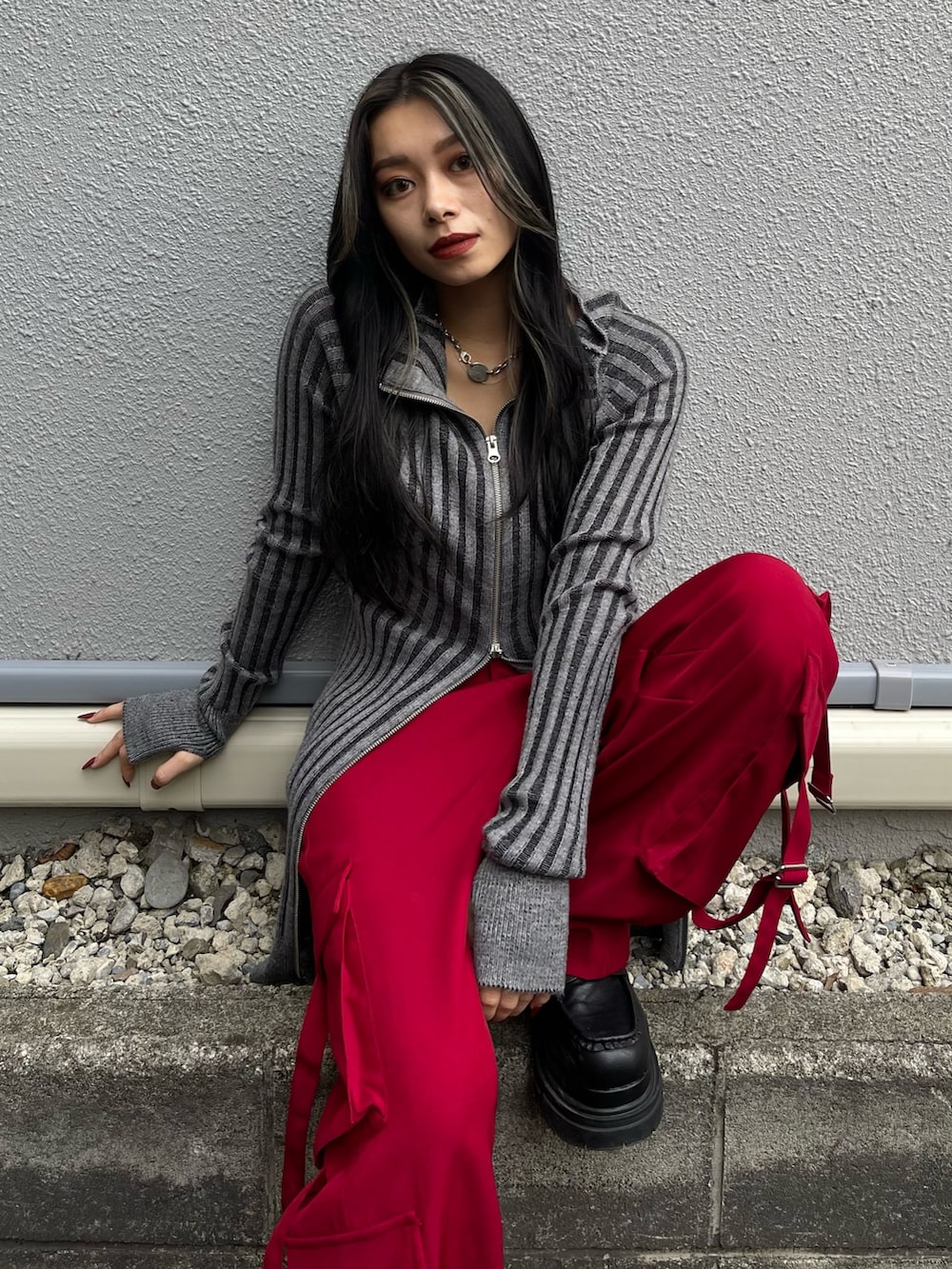 グレー系のワンピース、レッド系のカーゴパンツ、ブラック系のローファーを着用したレディースの秋コーディネートの3枚目の写真