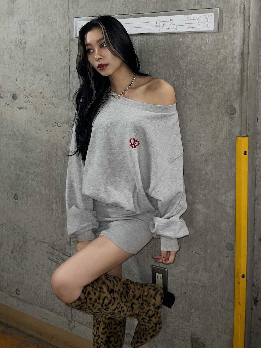 ブラック系のブルゾン、グレー系のワンピース、その他のブーツを着用したレディースの秋コーディネートの2枚目の写真