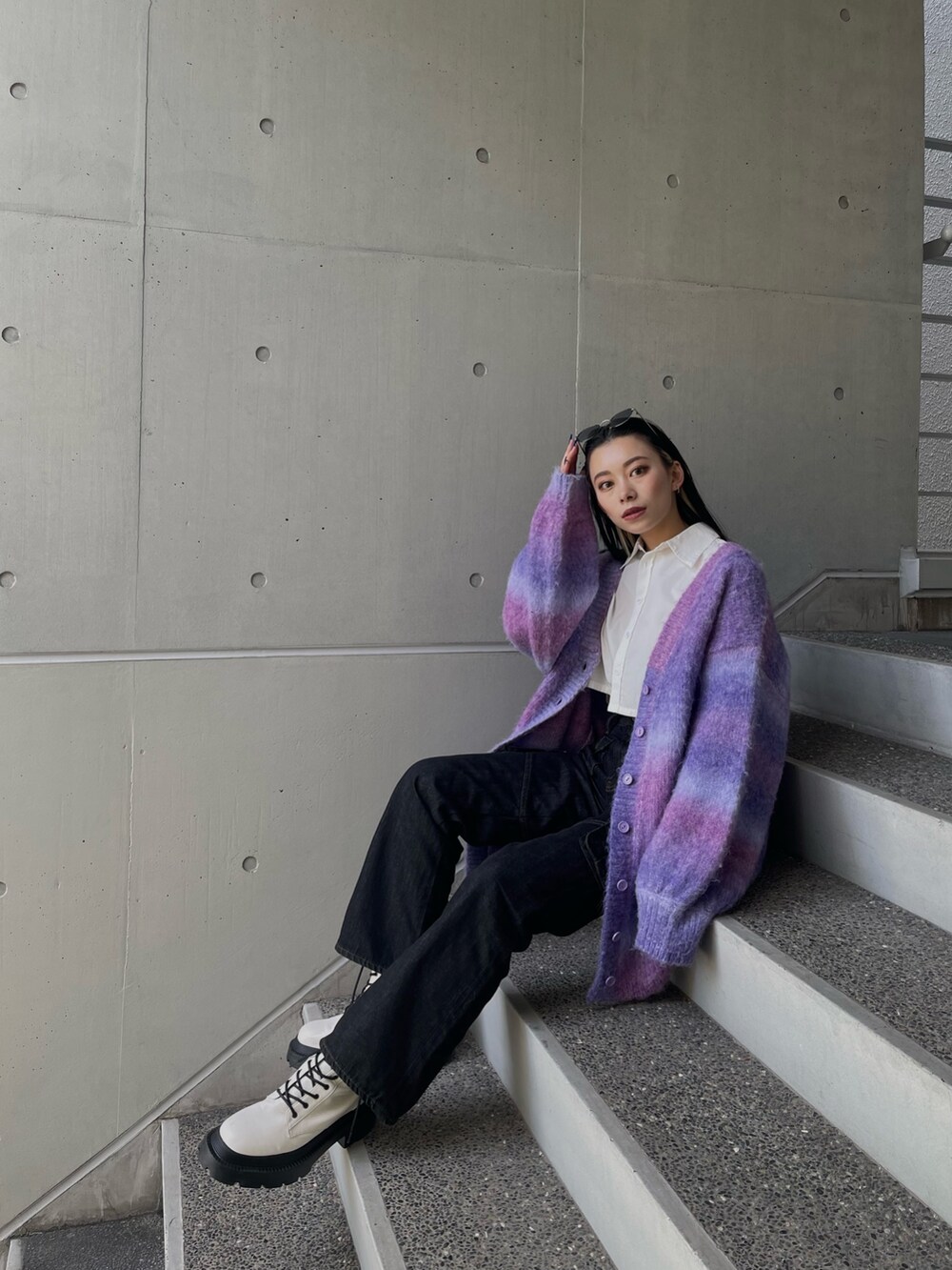 ホワイト系のシャツ/ブラウス、パープル系のカーディガン/ボレロ、ホワイト系のブーツを着用したレディースの秋コーディネートの5枚目の写真