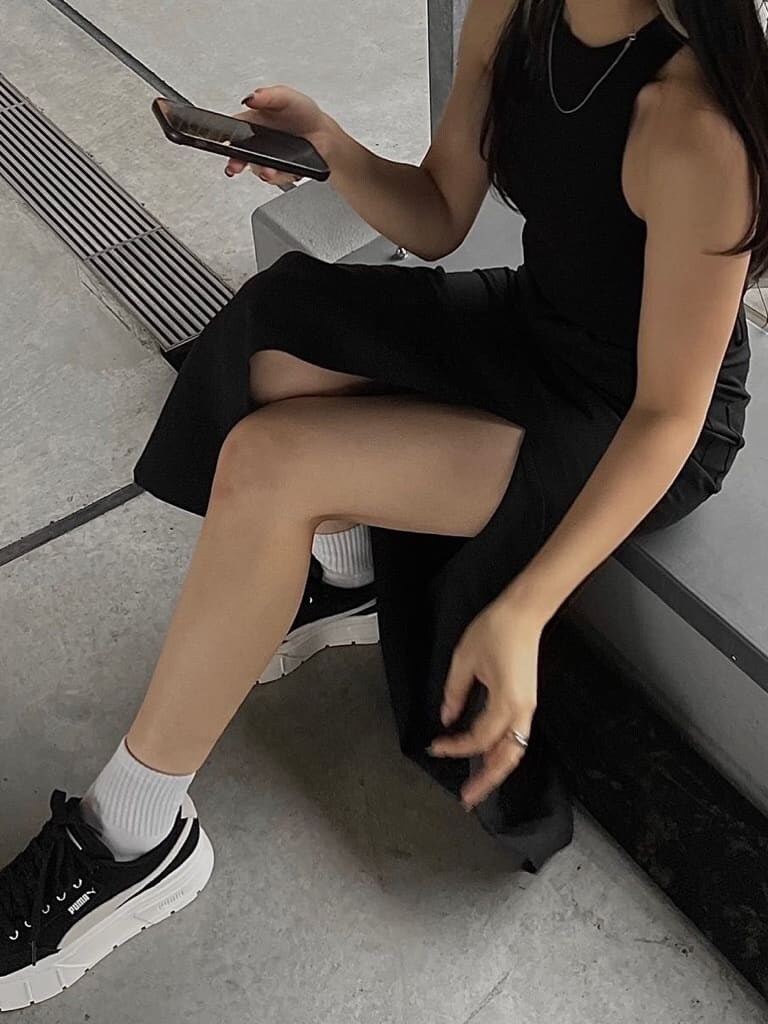 ブラック系のスカート、ブラック系のスニーカーを着用したレディースの夏コーディネートの3枚目の写真