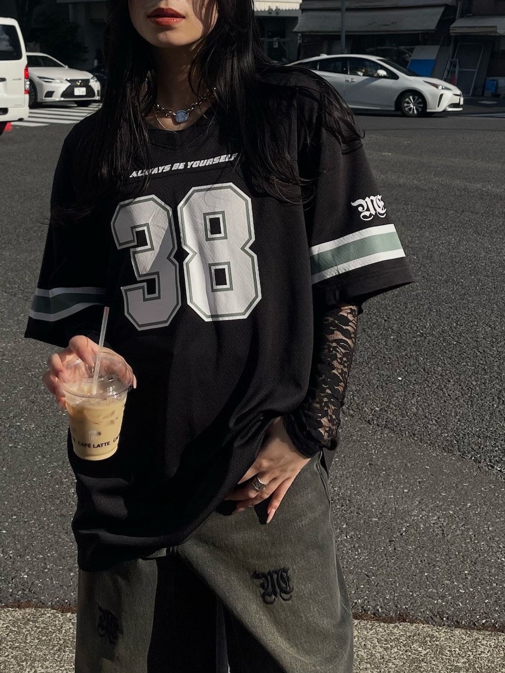 ブラック系のデニムパンツ、ブラック系のTシャツ/カットソーを着用したレディースの春コーディネートの2枚目の写真