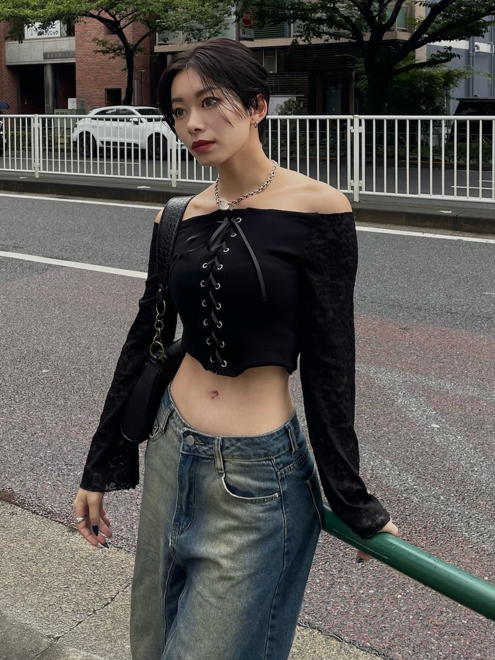 ブラック系のTシャツ/カットソー、ブラック系のブーツを着用したレディースの夏コーディネートの2枚目の写真