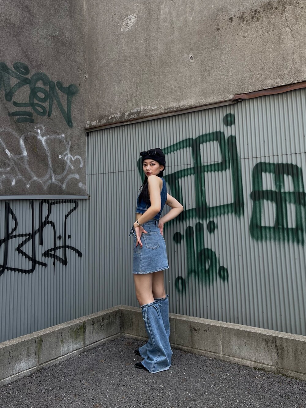 ブルー系のキャミソール、ブルー系のデニムスカートを着用したレディースの夏コーディネートの3枚目の写真