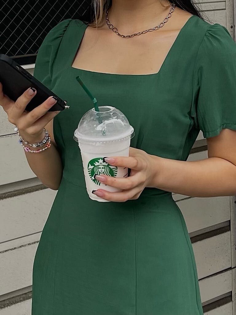 グリーン系のワンピースを着用したレディースの夏コーディネートの5枚目の写真