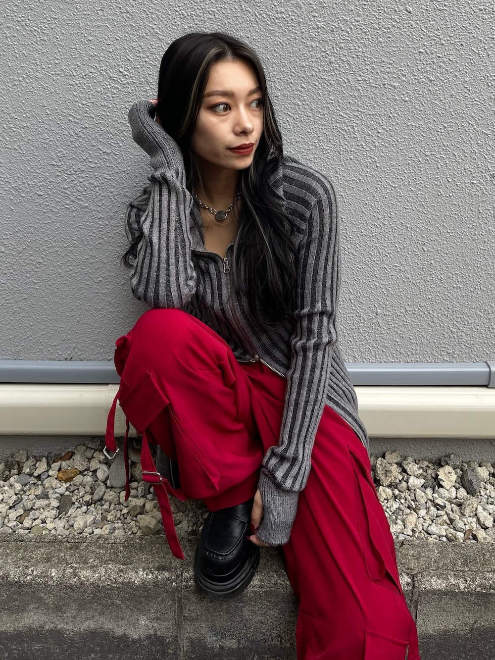 グレー系のワンピース、レッド系のカーゴパンツ、ブラック系のローファーを着用したレディースの秋コーディネートの4枚目の写真