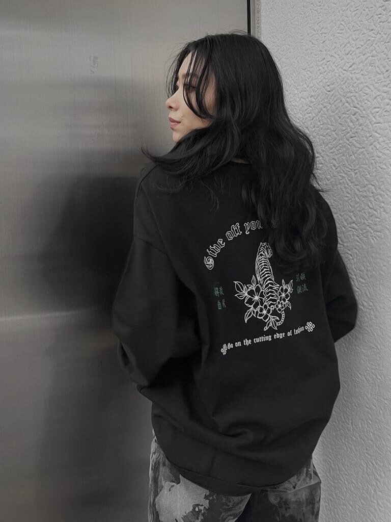 ブラック系のデニムパンツ、ブラック系のブーツ、ブラック系のTシャツ/カットソーを着用したレディースの冬コーディネートの3枚目の写真