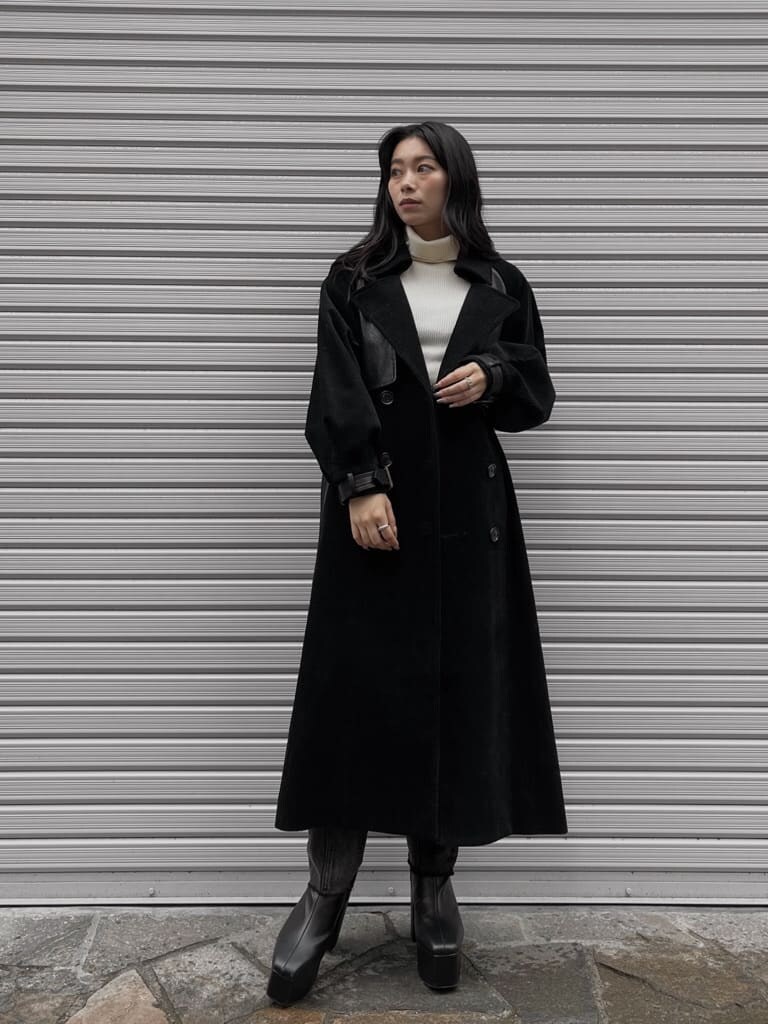 ブラック系のブーツ、ブラック系のデニムパンツ、ブラック系のトレンチコートを着用したレディースの秋コーディネートの6枚目の写真