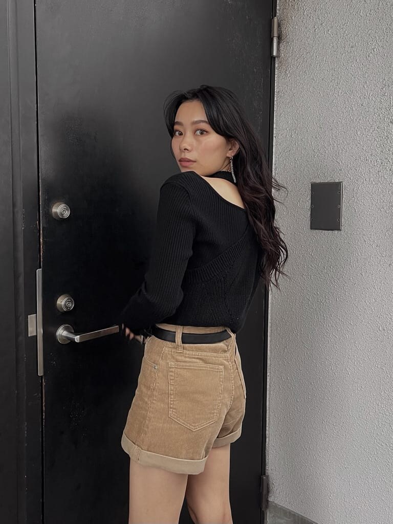 ブラック系のその他パンツ、ブラック系のニット/セーター、ブラック系のベルトを着用したレディースの秋コーディネートの3枚目の写真