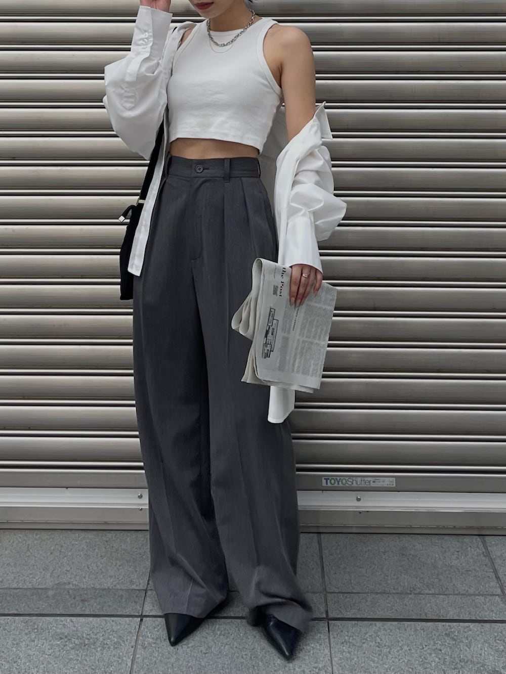 ホワイト系のシャツ/ブラウス、グレー系のその他パンツ、ブラック系のサンダルを着用したレディースの冬コーディネートの3枚目の写真