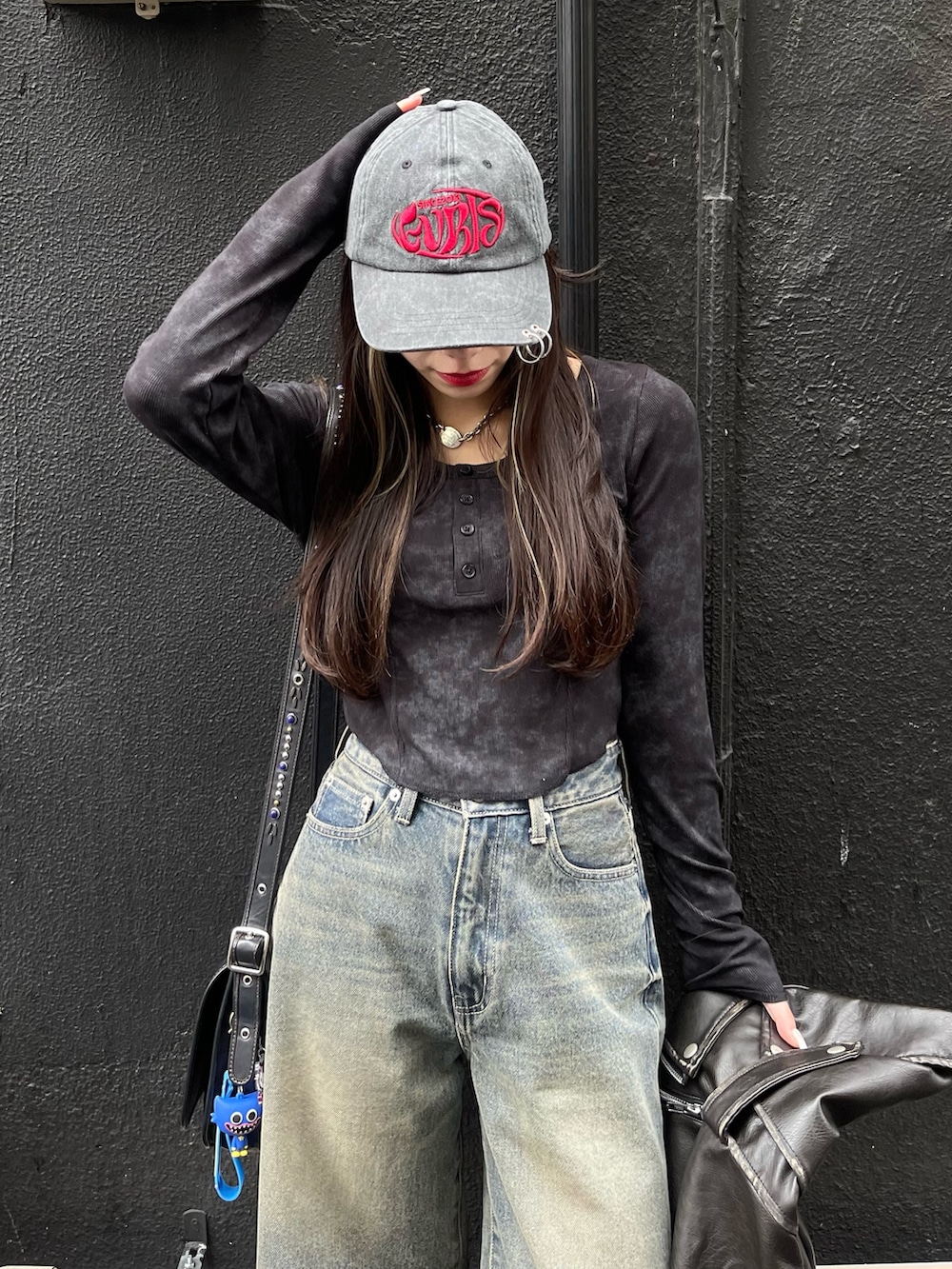 ブラック系のTシャツ/カットソー、ブルー系のデニムパンツ、ブラック系のブーツを着用したレディースの春コーディネートの3枚目の写真
