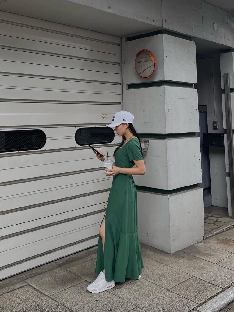 グリーン系のワンピースを着用したレディースの夏コーディネートの3枚目の写真