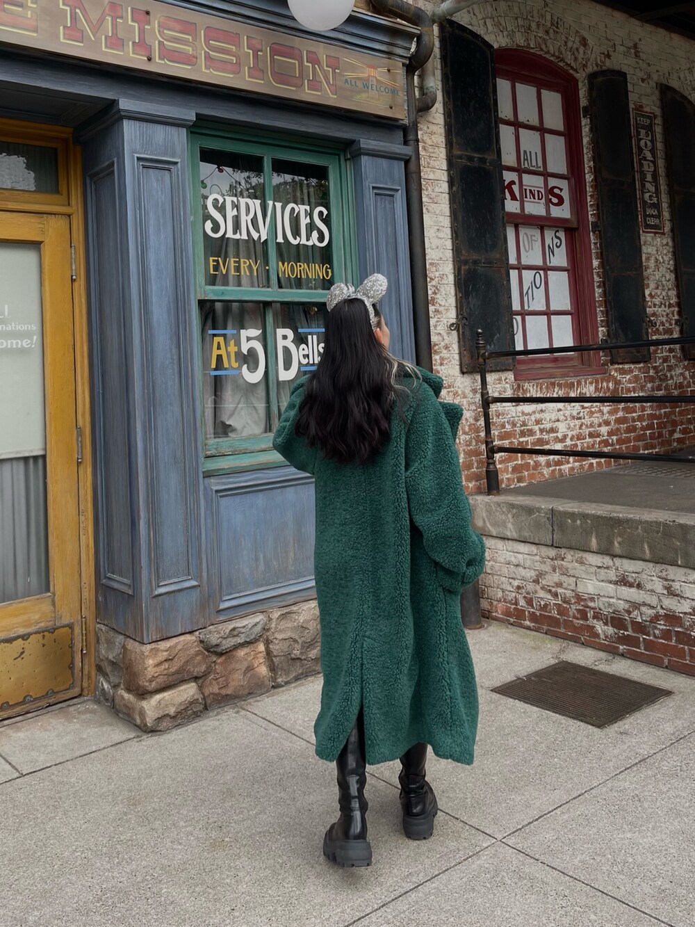 ブラック系のニット/セーター、グリーン系のチェスターコート、ブラック系のその他パンツを着用したレディースの冬コーディネートの5枚目の写真