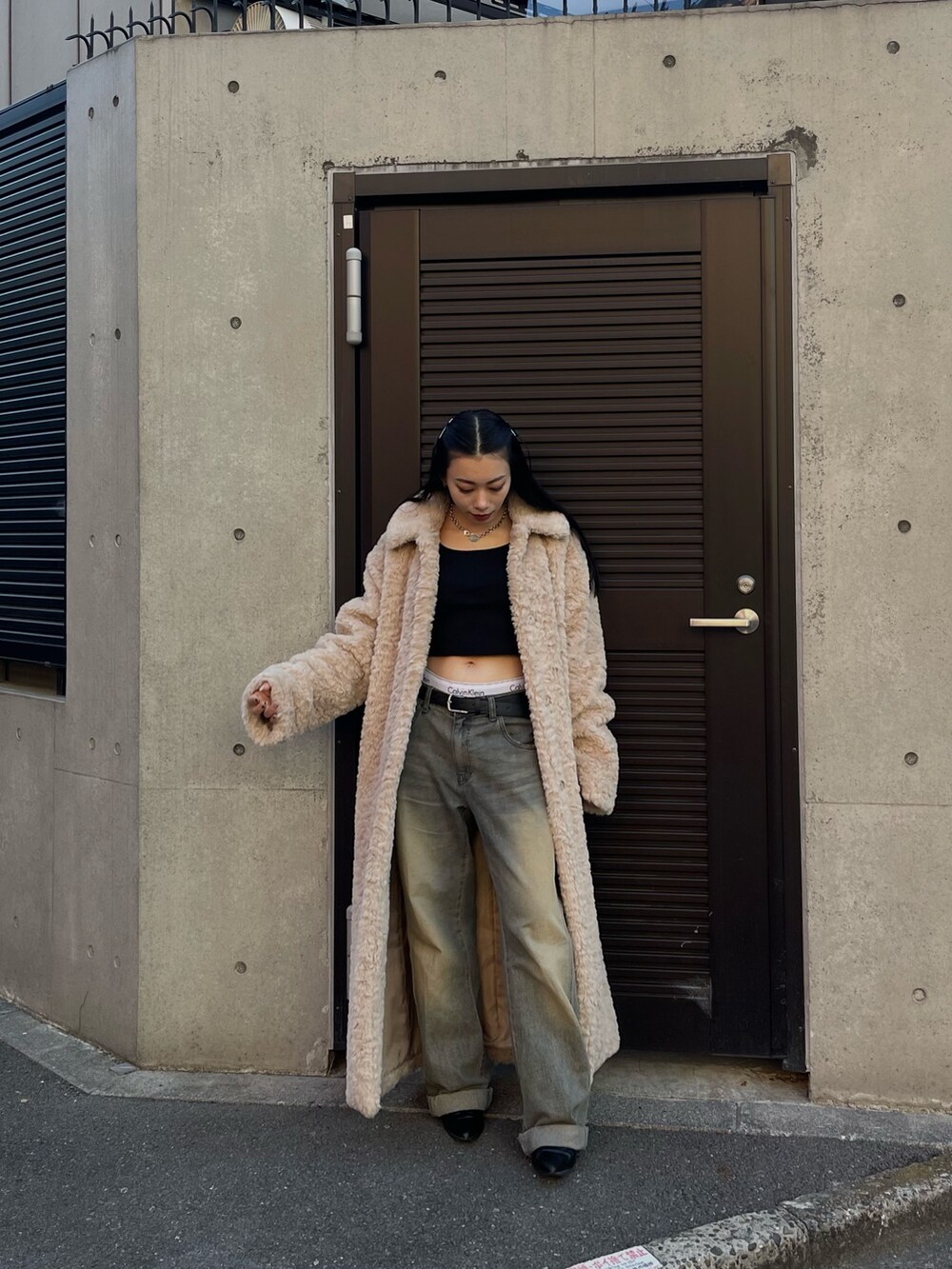 「アウター、アウターコーデ、コート、ロングコート、ファーコート、ファー、低身長、低身長コーデ、低身長女子、EVRIS 」｜「EVRISのロングフェイクファーコート（チェスターコート、ホワイト系）」を使った、越後 穂乃香さん（レディース・150cm）の冬コーディネートの4枚目の写真