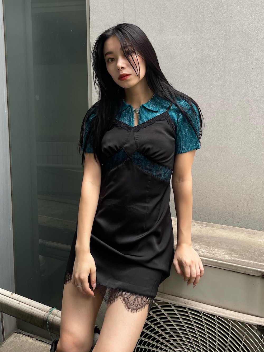 ブルー系のニット/セーター、ブラック系のワンピース、ブラック系のブーツを着用したレディースの夏コーディネートの2枚目の写真