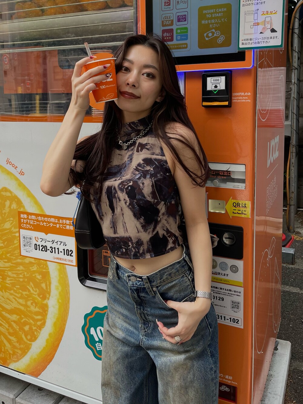 ブルー系のTシャツ/カットソー、ブルー系のデニムパンツを着用したレディースの夏コーディネートの2枚目の写真