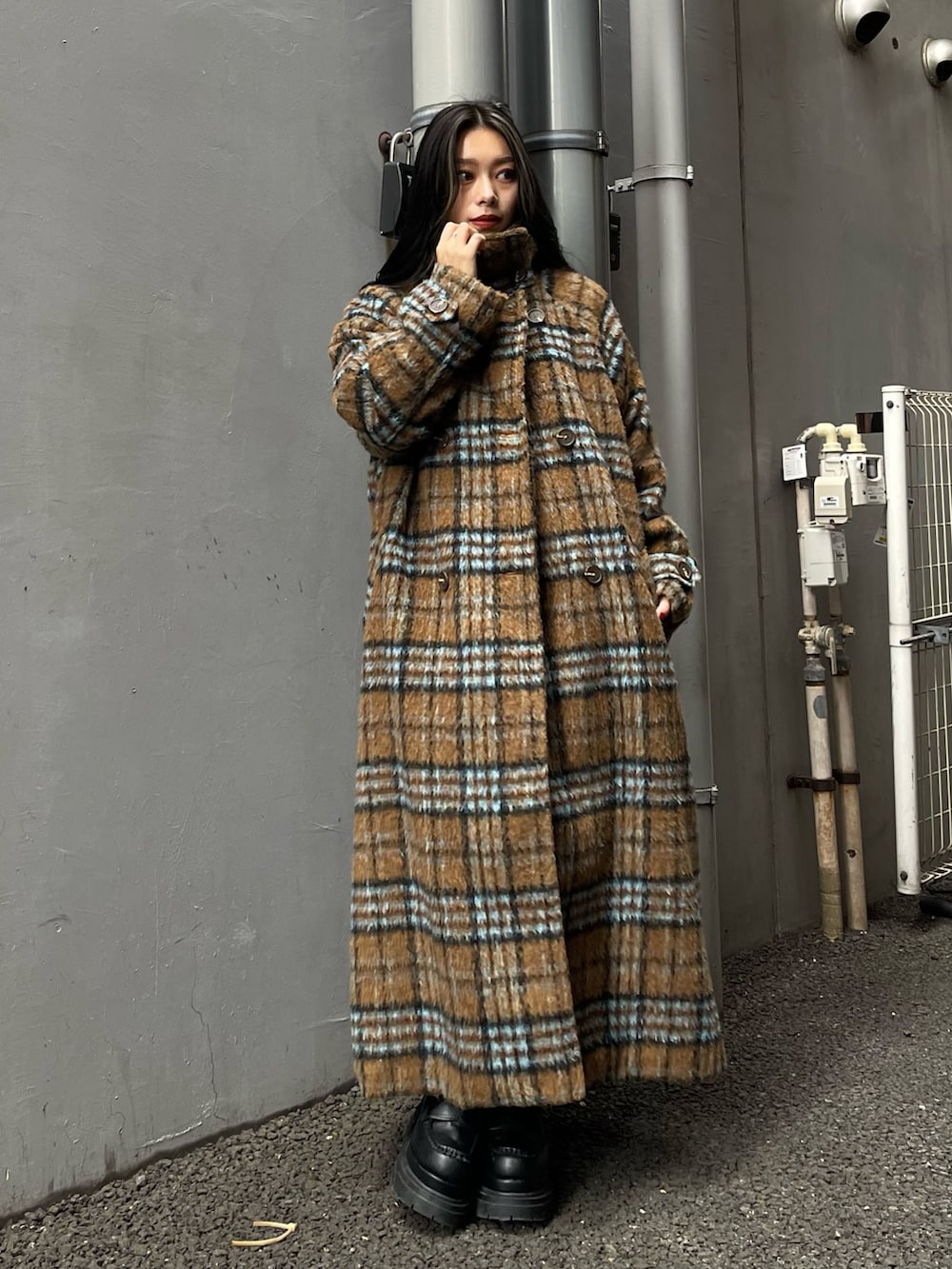 その他のチェスターコート、ブラック系のスウェット、ブルー系のデニムスカートを着用したレディースの秋コーディネートの2枚目の写真