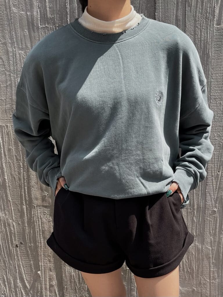 グリーン系のスウェット、ブラック系のその他パンツ、ホワイト系のTシャツ/カットソーを着用したレディースの夏コーディネートの5枚目の写真