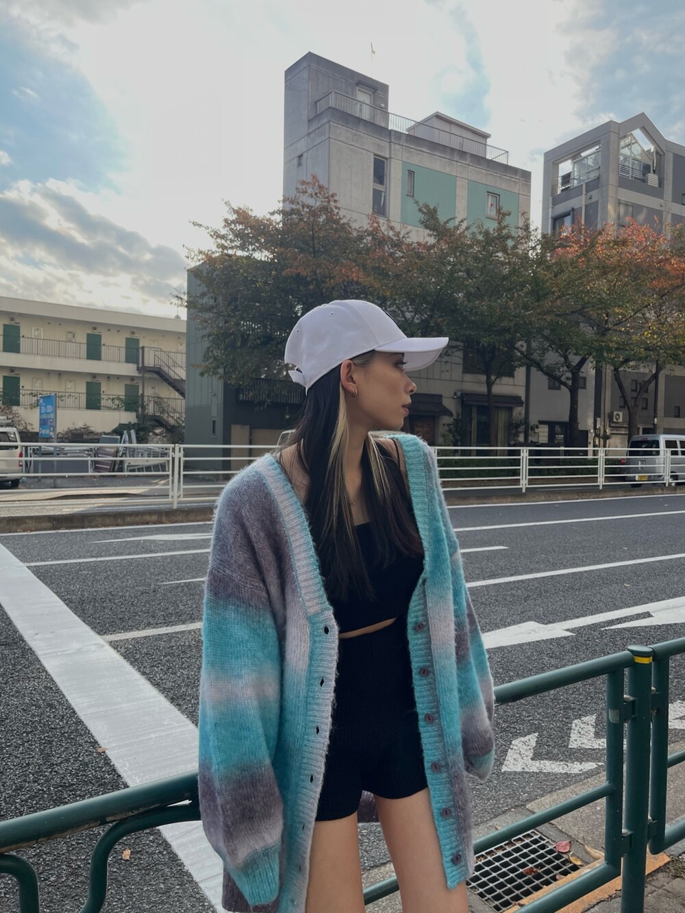 ブルー系のカーディガン/ボレロ、ホワイト系のブーツを着用したレディースの秋コーディネートの2枚目の写真