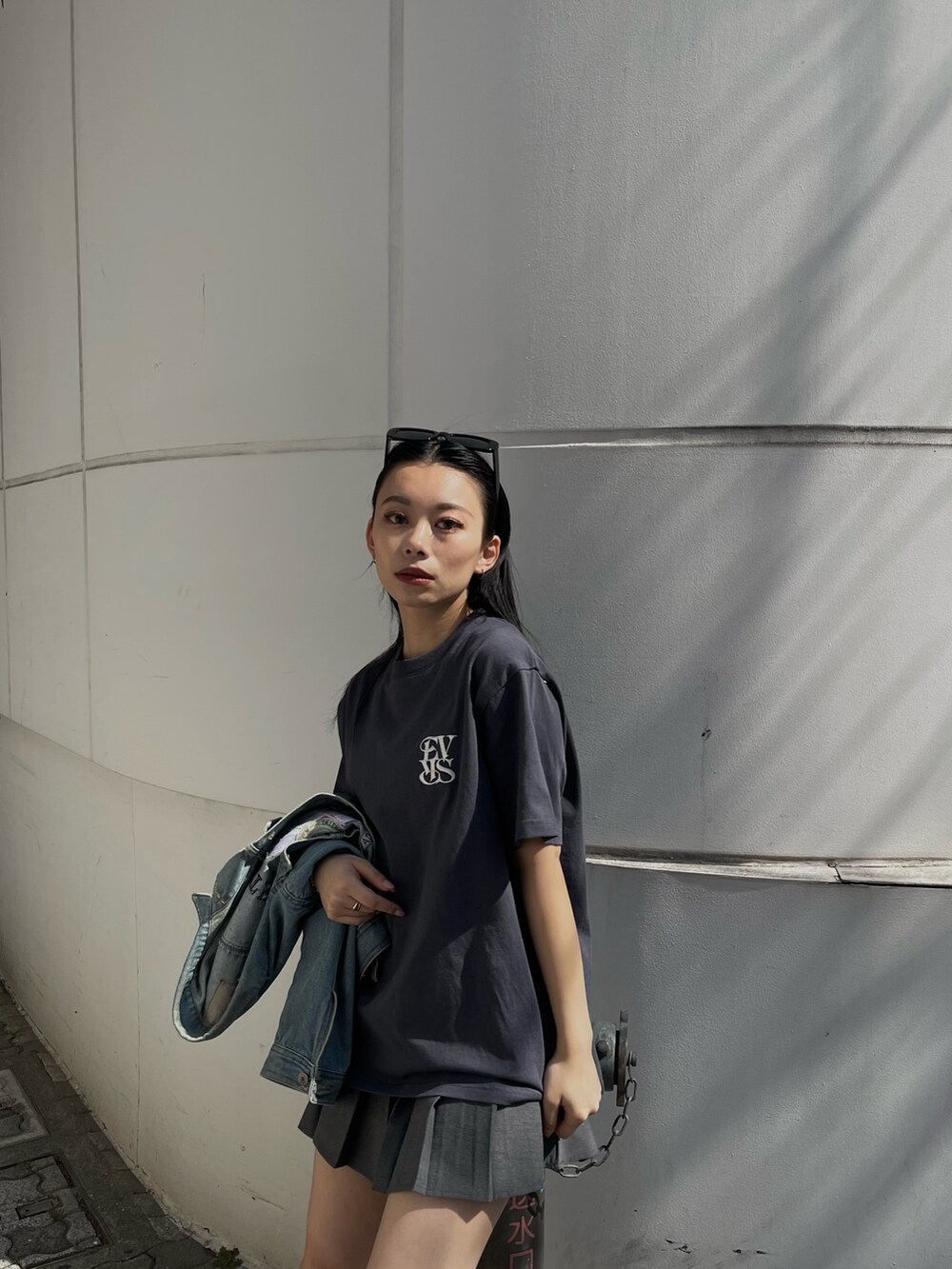 ブラック系のTシャツ/カットソーを着用したレディースの春コーディネートの2枚目の写真