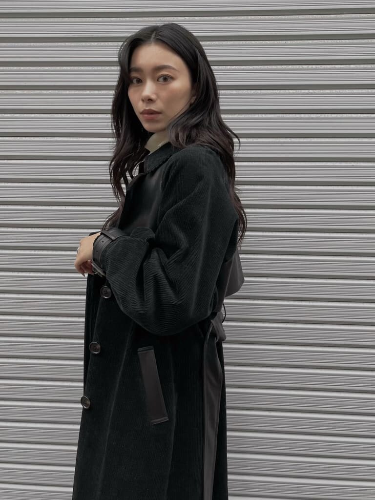 ブラック系のブーツ、ブラック系のデニムパンツ、ブラック系のトレンチコートを着用したレディースの秋コーディネートの3枚目の写真