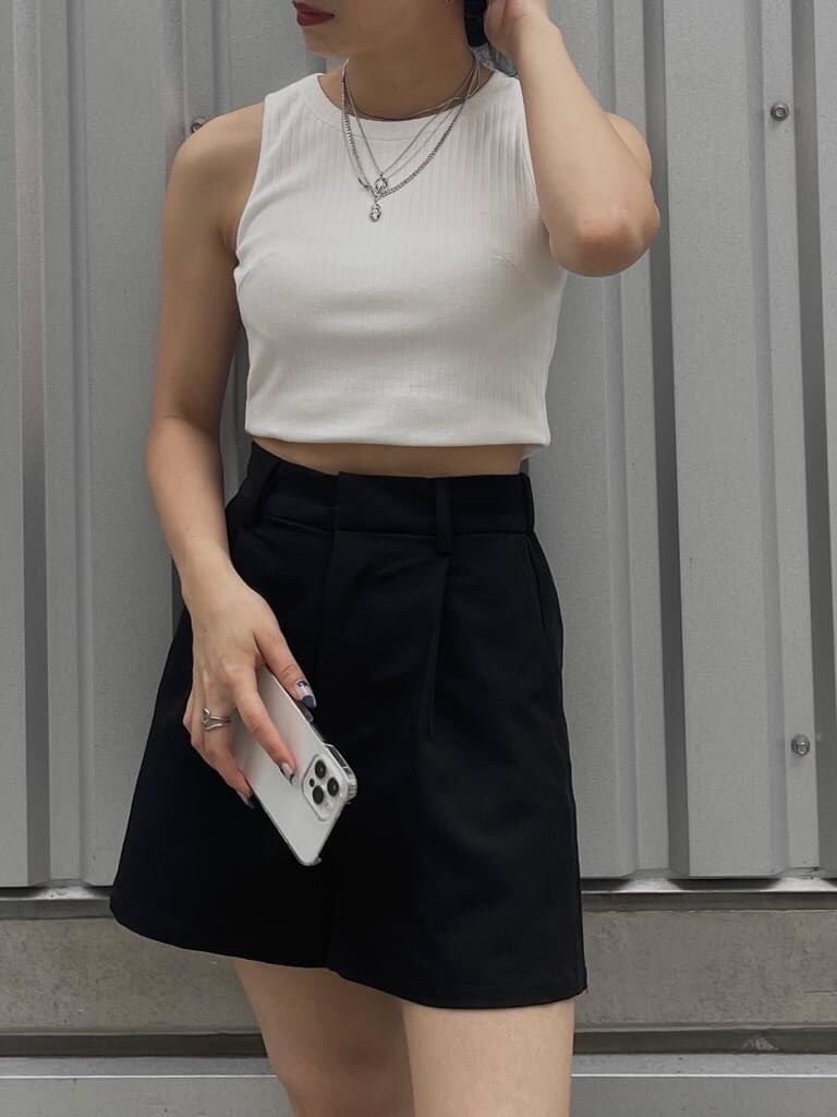 ブラック系のその他パンツ、ホワイト系のタンクトップ、ブラック系のブーツを着用したレディースの夏コーディネートの2枚目の写真