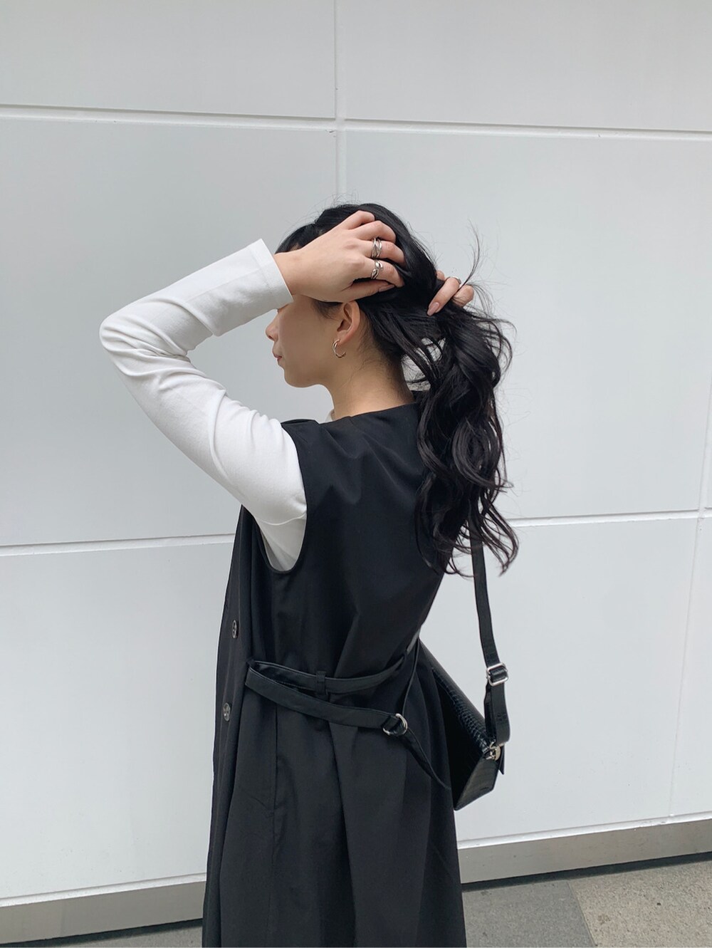 ホワイト系のTシャツ/カットソー、ブラック系のトレンチコート、ブラック系のパンプスを着用したレディースの春コーディネートの2枚目の写真