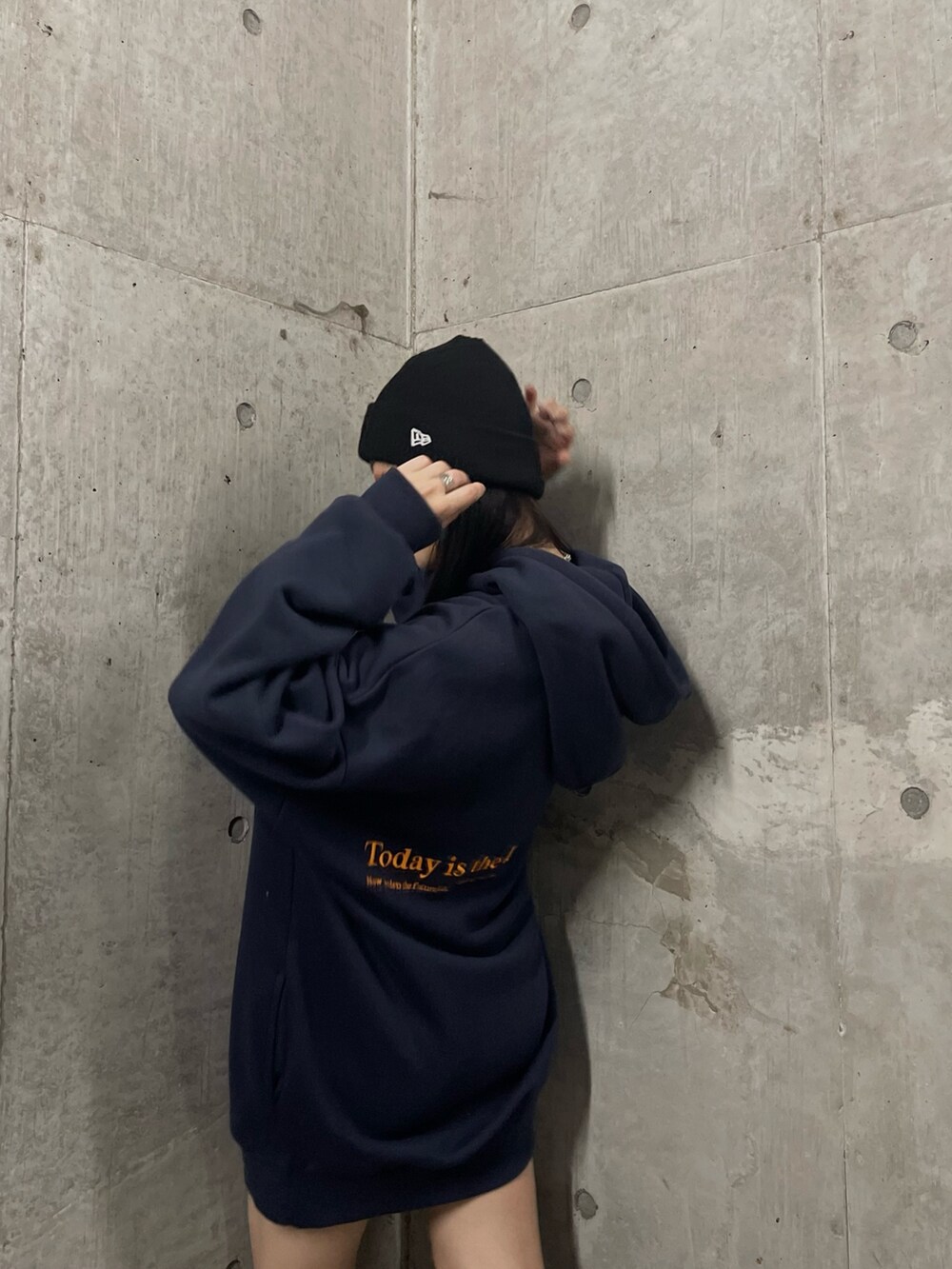 ブルー系のパーカー、ブラック系のブーツを着用したレディースの夏コーディネートの4枚目の写真