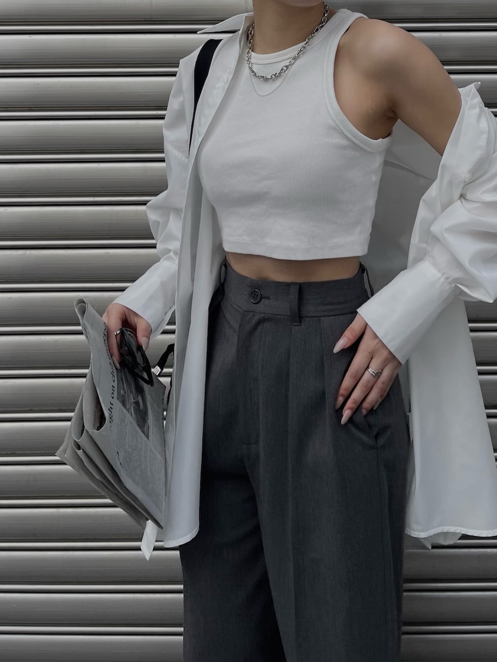 ホワイト系のシャツ/ブラウス、グレー系のその他パンツ、ブラック系のサンダルを着用したレディースの冬コーディネートの5枚目の写真