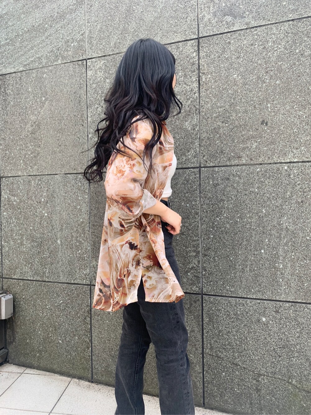 ブラック系のデニムパンツ、ブラック系のパンプス、ホワイト系のTシャツ/カットソーを着用したレディースの春コーディネートの5枚目の写真