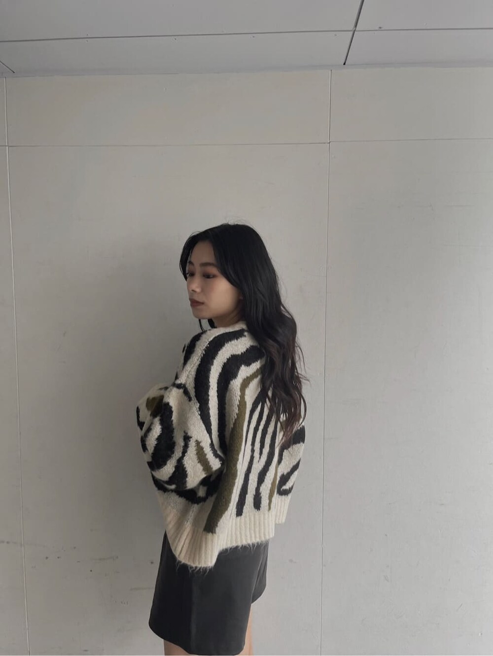 ブラック系のその他パンツを着用したレディースの秋コーディネートの5枚目の写真