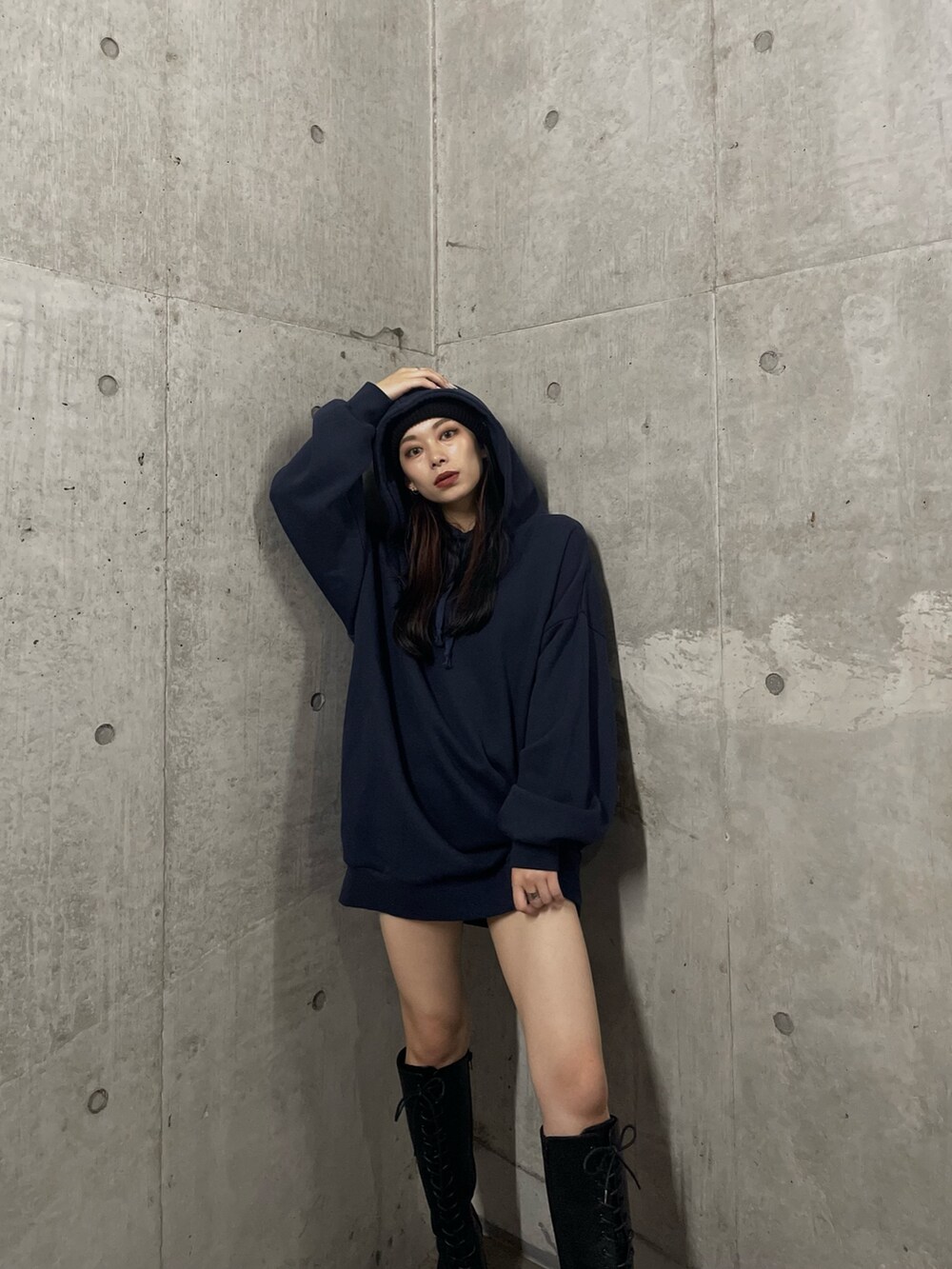 ブルー系のパーカー、ブラック系のブーツを着用したレディースの夏コーディネートの2枚目の写真