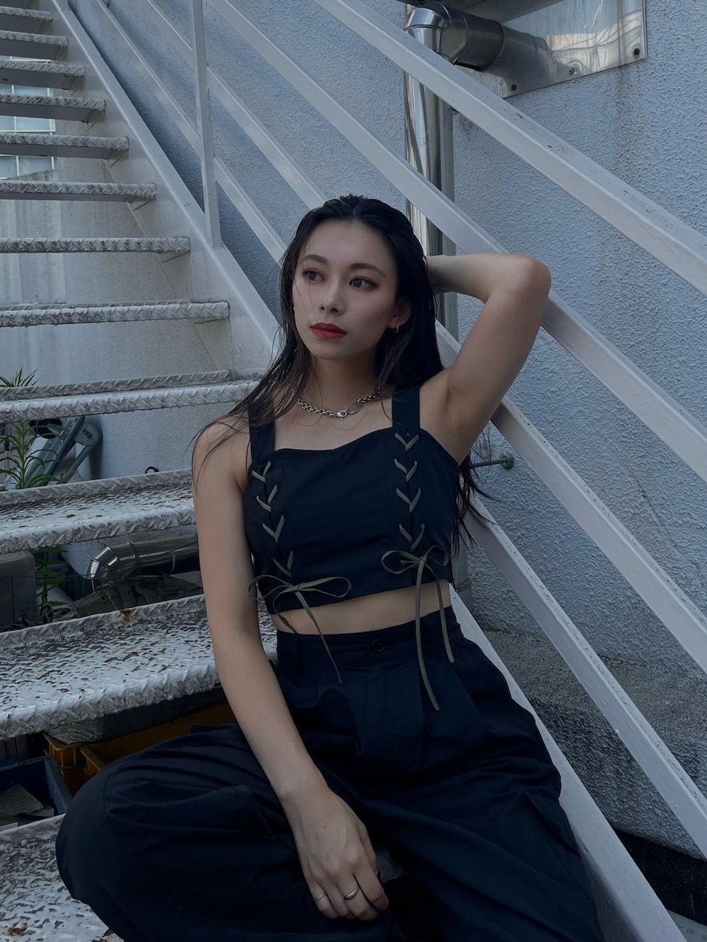 ブラック系のキャミソール、ブラック系のカーゴパンツを着用したレディースの夏コーディネートの2枚目の写真