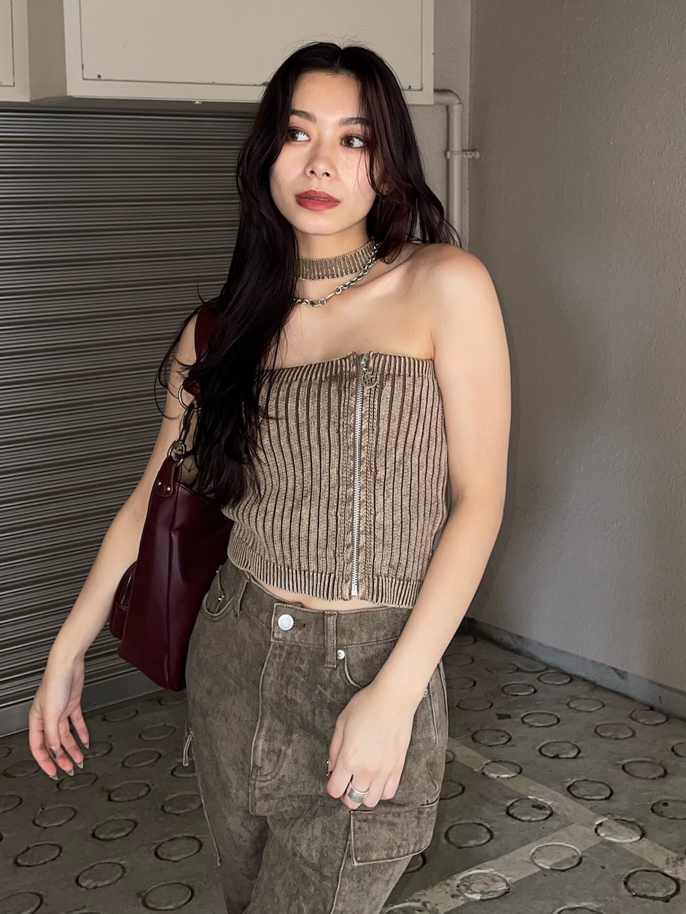 「ブラウンコーデ、ブラウン、秋服準備はじめました、秋服、秋コーデ、低身長、低身長コーデ、低身長女子、デニム、デニムパンツ、デニムコーデ、フレア、フレアパンツ、チョーカー、EVRIS」｜「EVRISのEモチーフピグメントチョーカーベアニットトップス（ニット/セーター、ブラウン系）」を使った、越後 穂乃香さん（レディース・150cm）の夏コーディネートの3枚目の写真