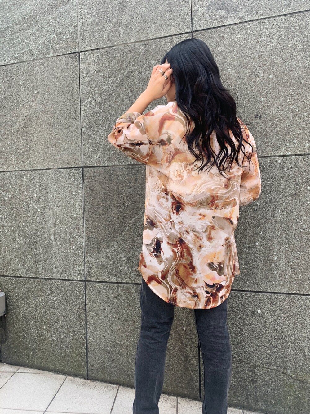 ブラック系のデニムパンツ、ブラック系のパンプス、ホワイト系のTシャツ/カットソーを着用したレディースの春コーディネートの4枚目の写真