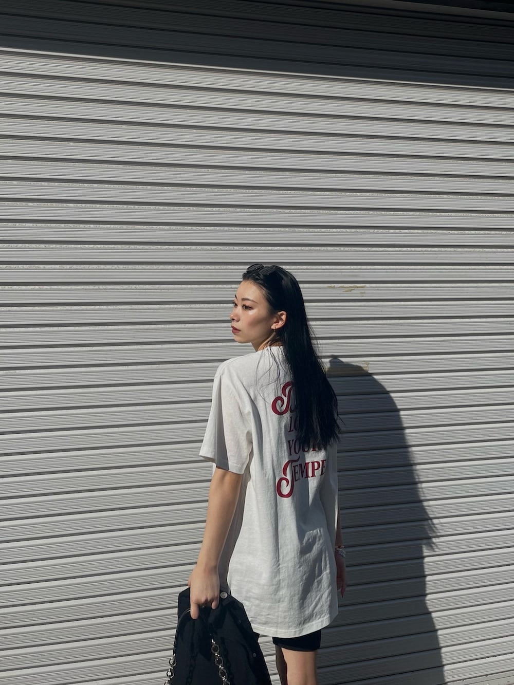 ホワイト系のTシャツ/カットソー、ブラック系のその他パンツ、ブラック系のスニーカーを着用したレディースの春コーディネートの2枚目の写真