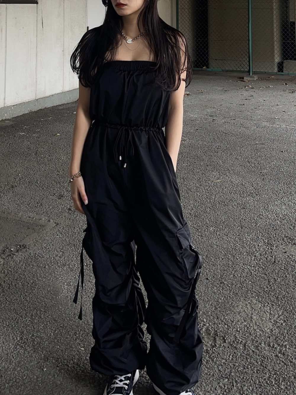 グリーン系のデニムジャケット、ブラック系のつなぎ/オールインワンを着用したレディースの春コーディネートの4枚目の写真