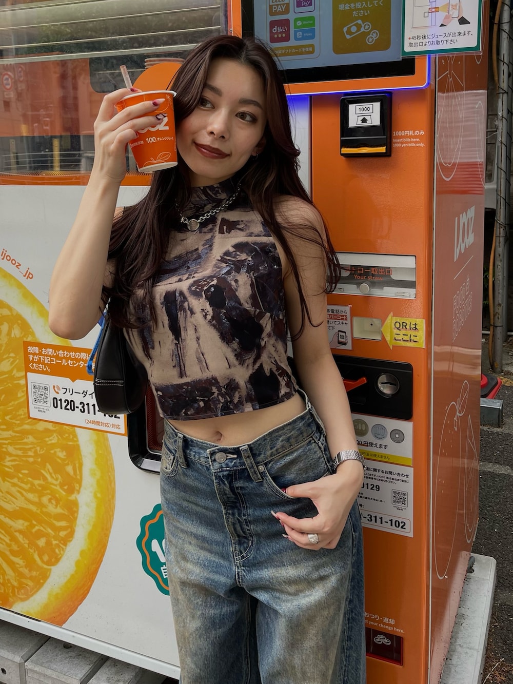 ブルー系のTシャツ/カットソー、ブルー系のデニムパンツを着用したレディースの夏コーディネートの3枚目の写真