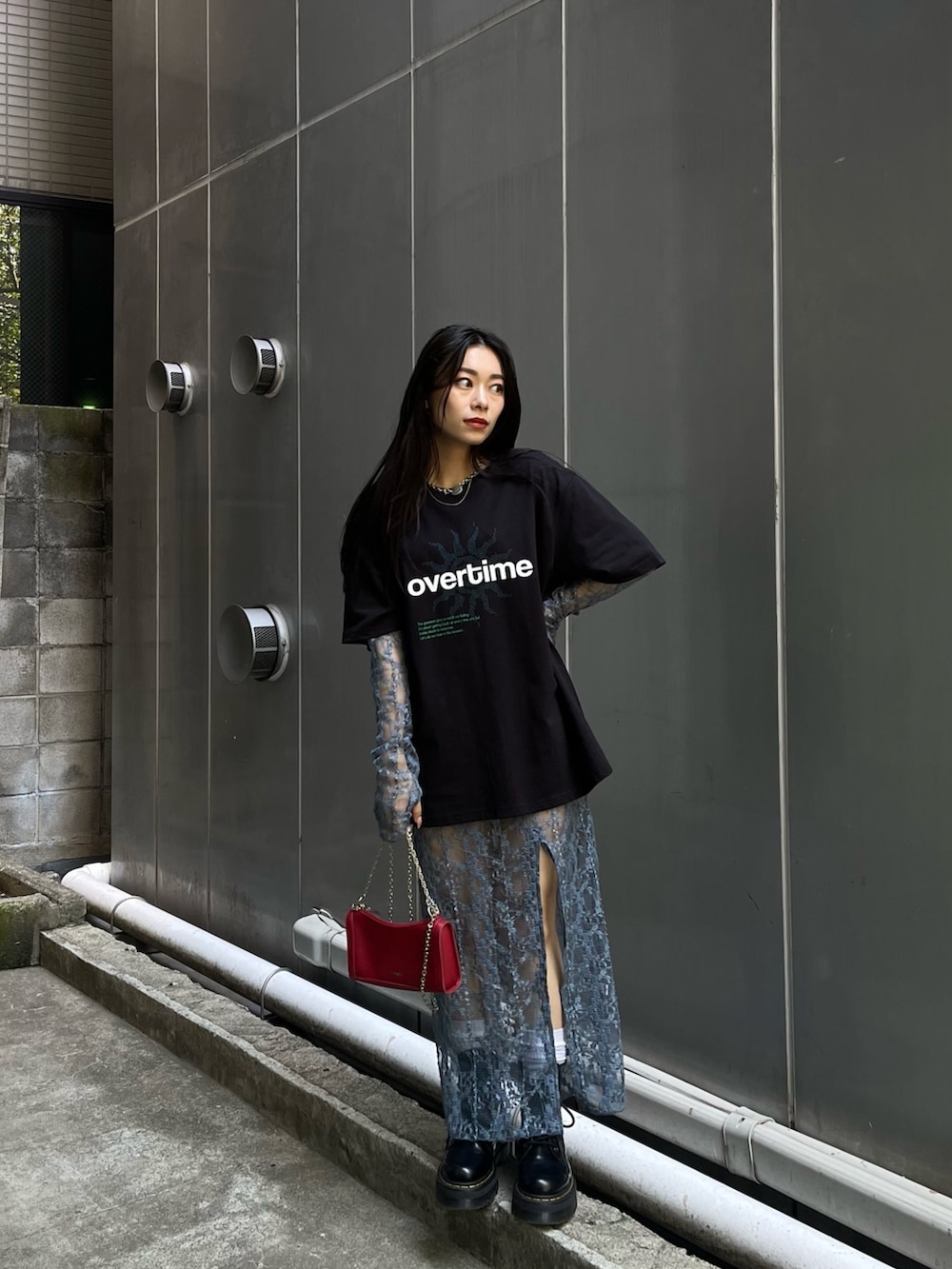 ブルー系のワンピース、ブラック系のTシャツ/カットソー、レッド系のショルダーバッグを着用したレディースの夏コーディネートの4枚目の写真