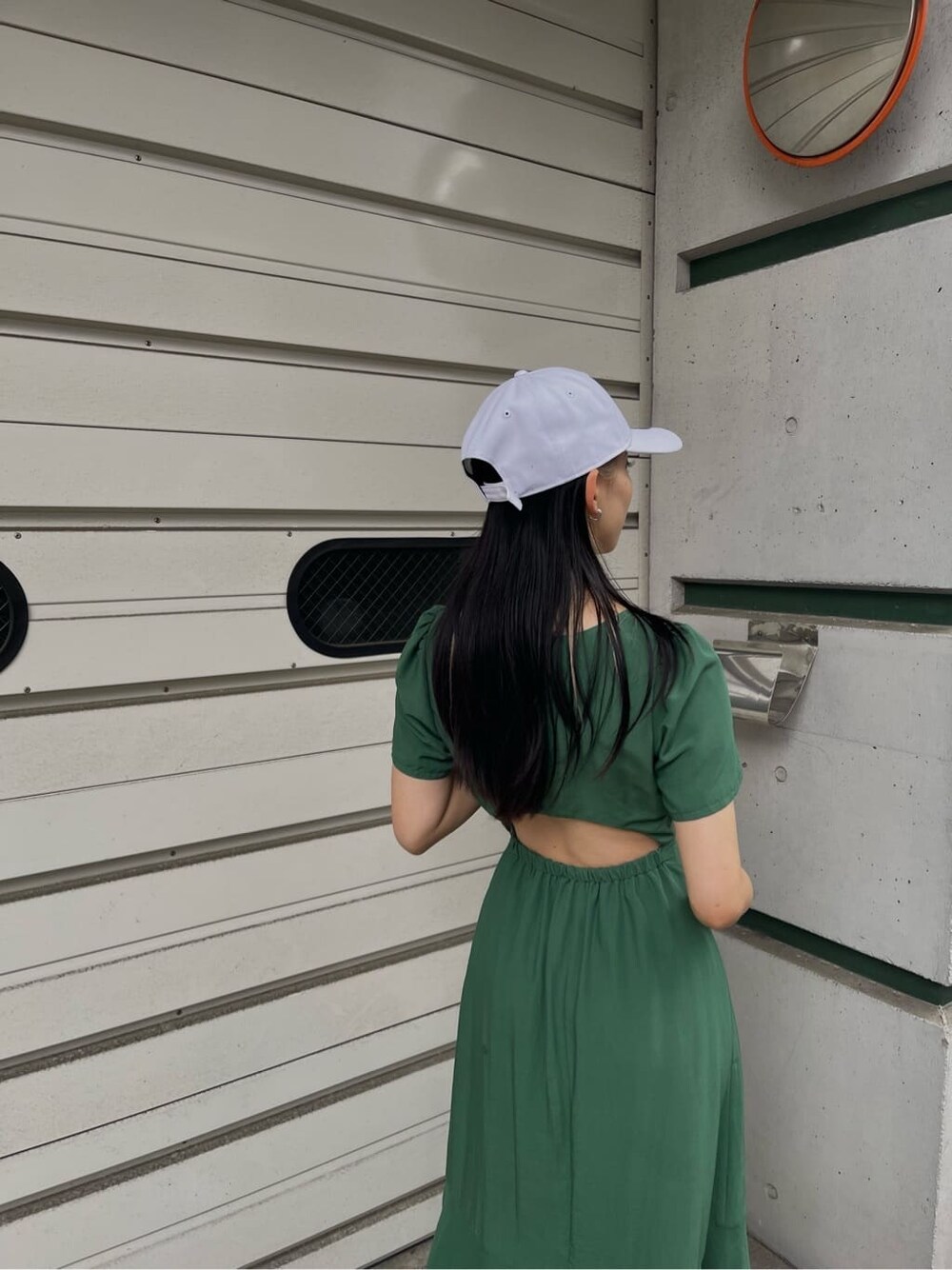 グリーン系のワンピースを着用したレディースの夏コーディネートの4枚目の写真