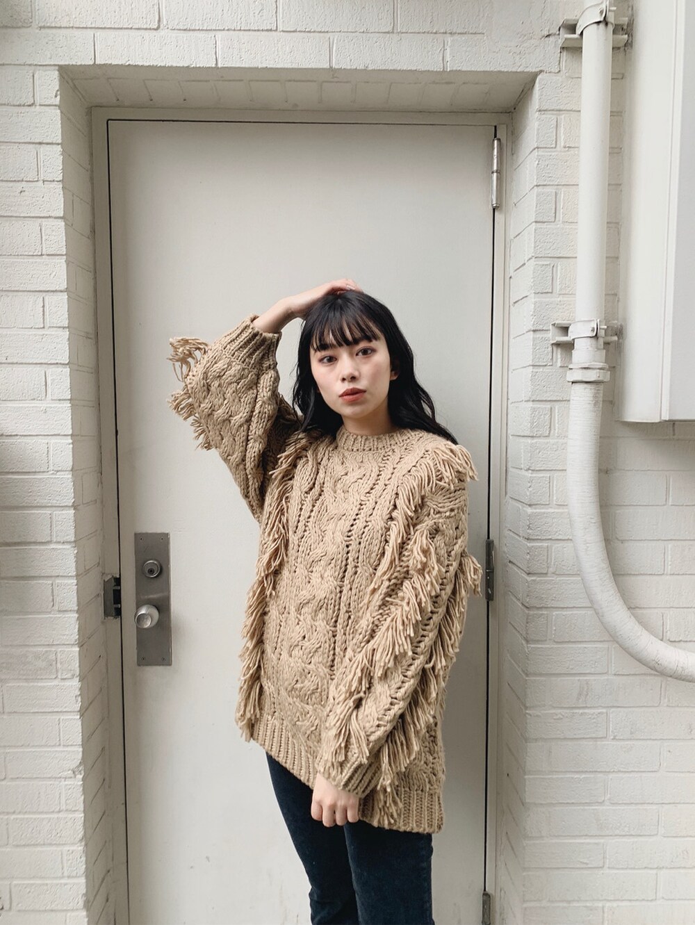 ブラック系のその他パンツを着用したレディースの冬コーディネートの2枚目の写真