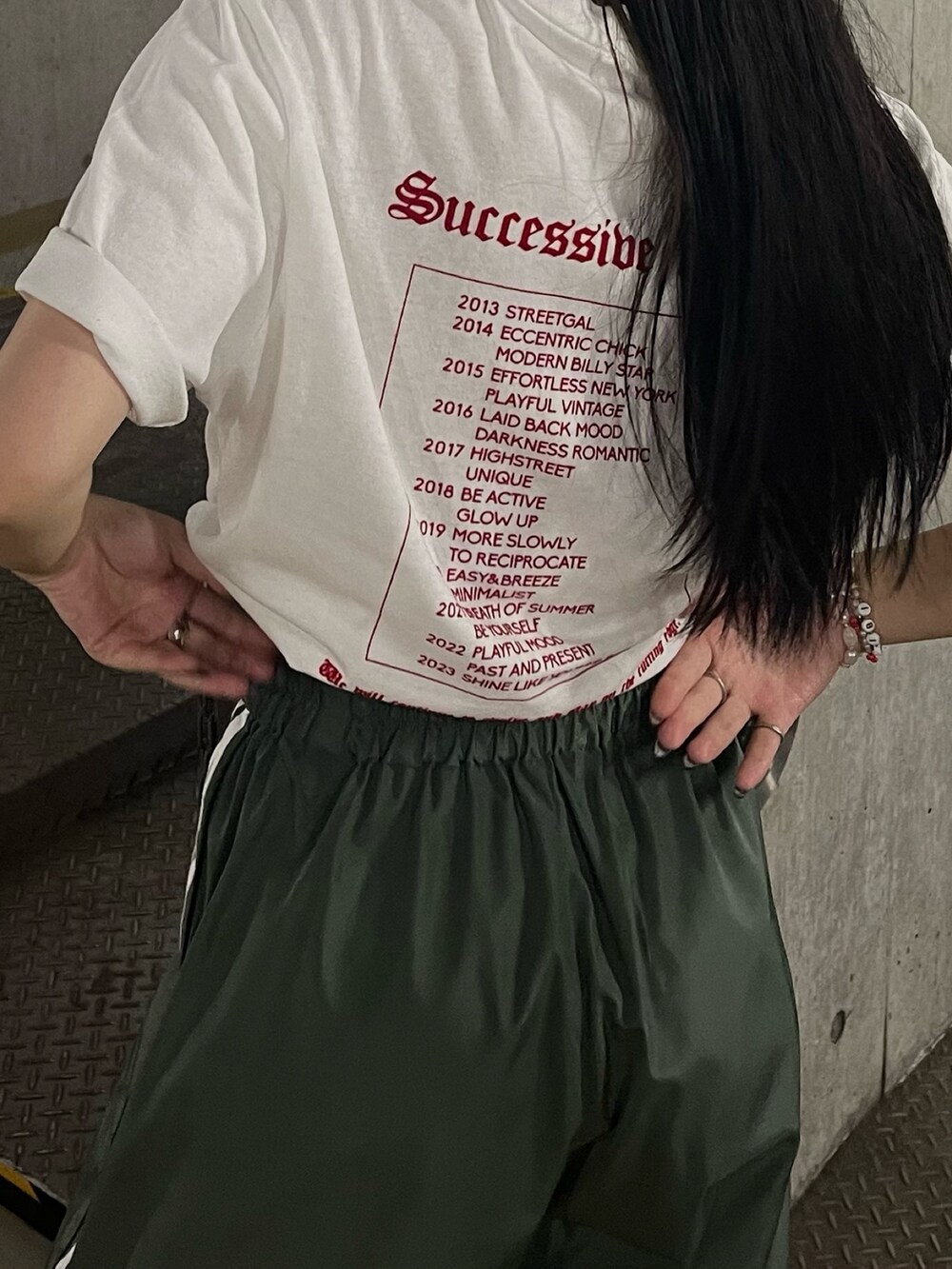 ホワイト系のTシャツ/カットソー、グリーン系のその他パンツを着用したレディースの夏コーディネートの4枚目の写真