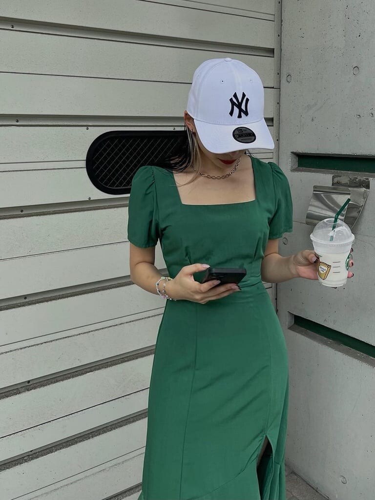 グリーン系のワンピースを着用したレディースの夏コーディネートの2枚目の写真