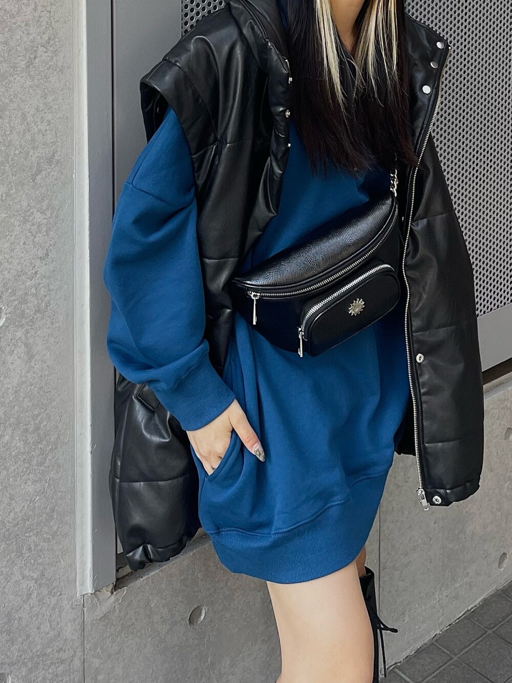 ブラック系のブルゾン、ブラック系のボディバッグ/ウエストポーチ、ブルー系のスウェットを着用したレディースの秋コーディネートの5枚目の写真