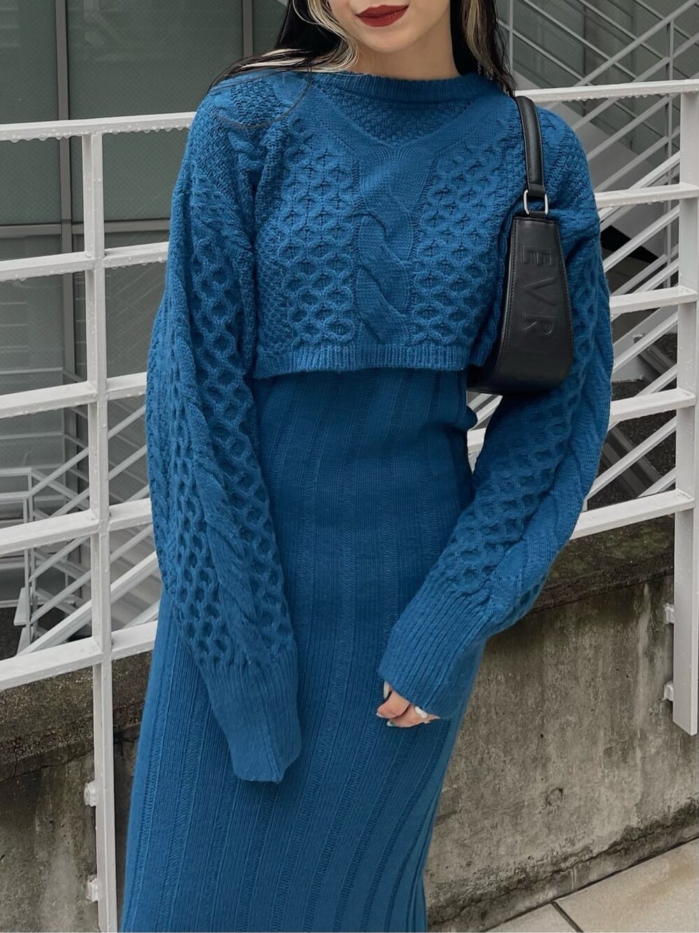 ブルー系のワンピース、ブラック系のハンドバッグ、ブラック系のブーツを着用したレディースの秋コーディネートの8枚目の写真