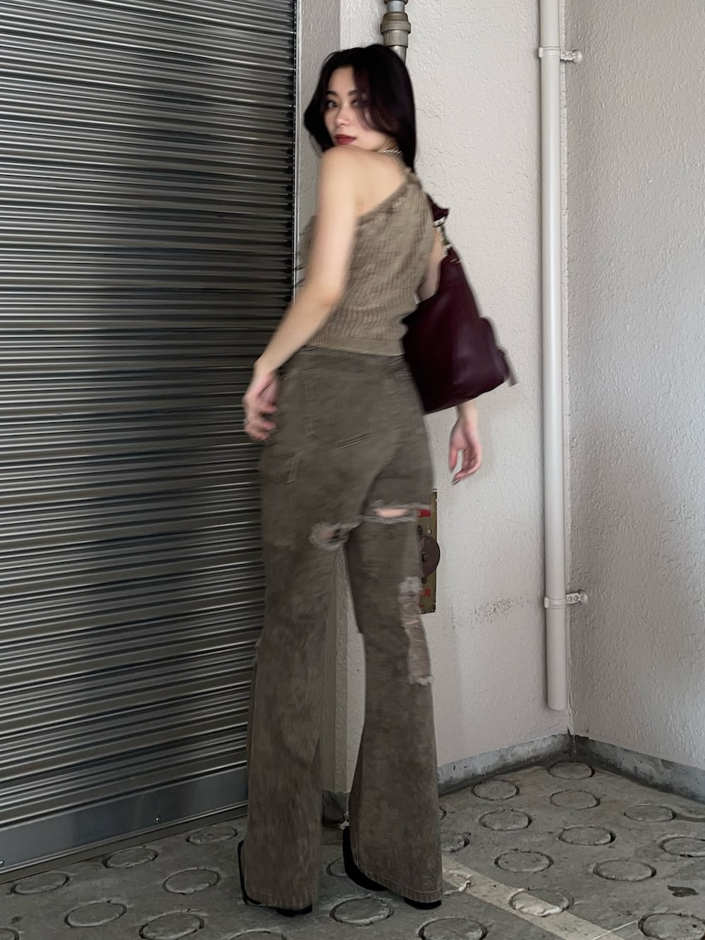 「ブラウンコーデ、ブラウン、秋服準備はじめました、秋服、秋コーデ、低身長、低身長コーデ、低身長女子、デニム、デニムパンツ、デニムコーデ、フレア、フレアパンツ、チョーカー、EVRIS」｜「EVRISのEモチーフピグメントチョーカーベアニットトップス（ニット/セーター、ブラウン系）」を使った、越後 穂乃香さん（レディース・150cm）の夏コーディネートの2枚目の写真